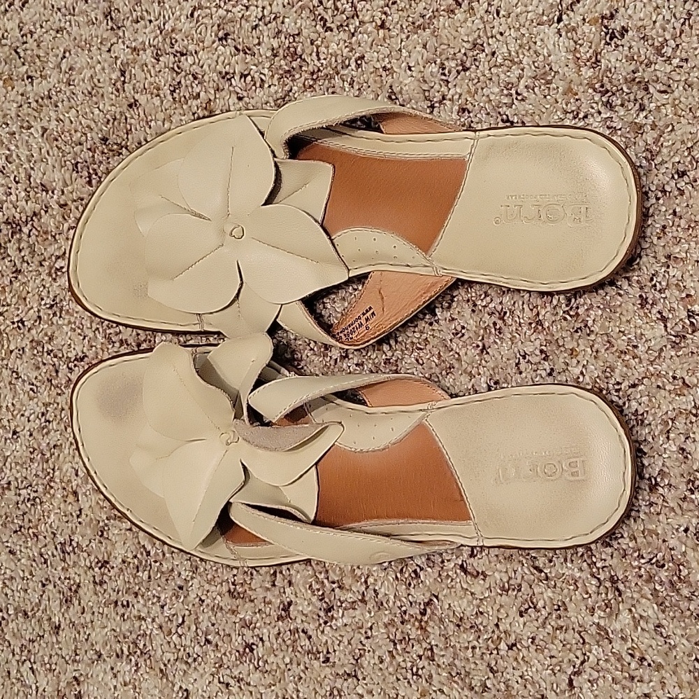 Born leather flip flops cream sz 9